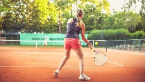 Frau spielt Tennis