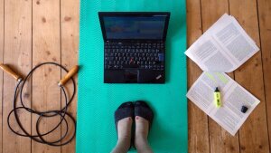 Yogamatte mit Laptop und Sprungseil