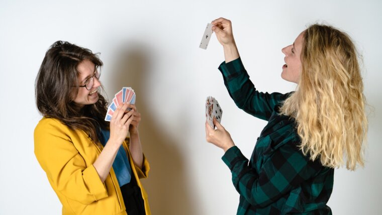 zwei Frauen spielen Karten